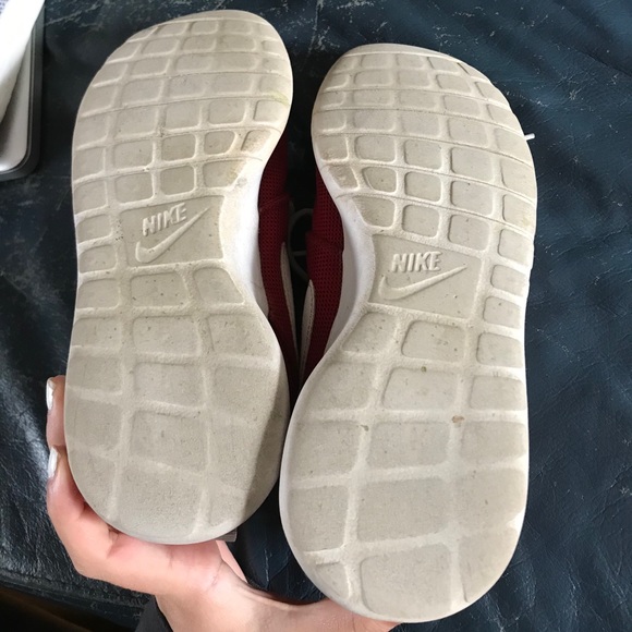 Red Nike roshes - Picture 5 of 7